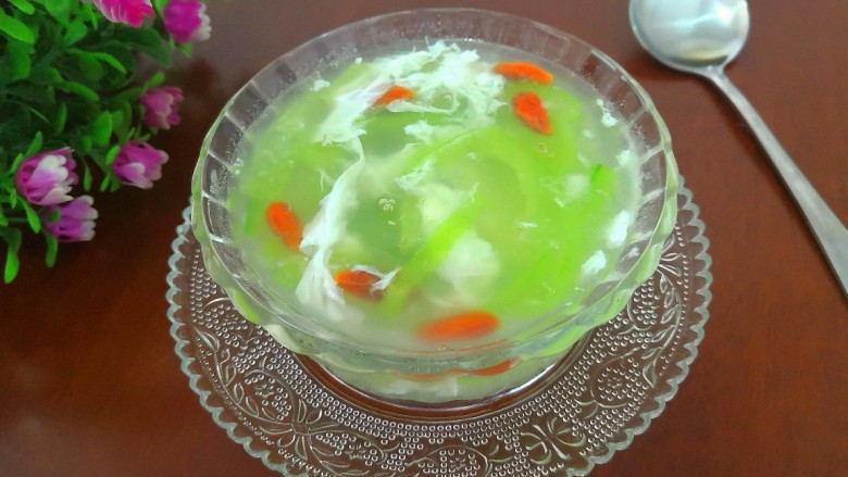 蛋白丝瓜枸杞汤,把麻油搅拌均匀,即可上桌开吃