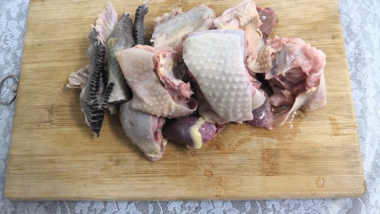 莴笋芋头焖鸡,鸡肉,洗干净,切块