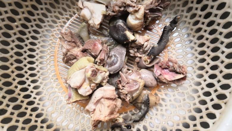 莴笋芋头焖鸡,滚开后,捞出,再次清洗干净