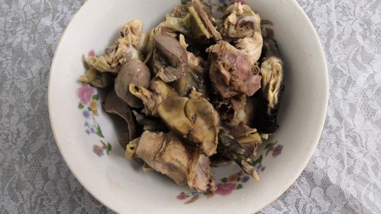 莴笋芋头焖鸡,沥干水份,备用