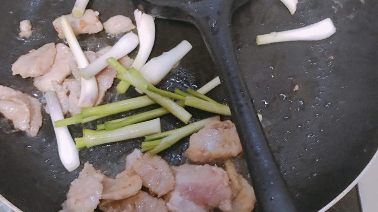 葱香鸡蛋豆腐,还有葱的茎,叶子先不下
