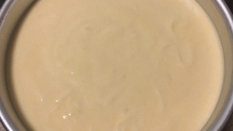 玉米粉蛋糕,蛋糕糊倒入模具,震几下消泡。