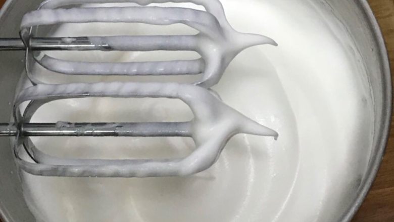 玉米粉蛋糕,再搅打50圈,蛋白出现直立的小尖峰,蛋白打发就完成了。