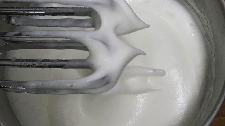 玉米粉蛋糕,再次搅打50圈,蛋白已经变得细腻,再加15克细砂糖。
