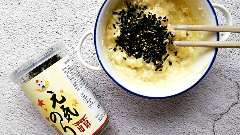 豆腐黄瓜虾仁蛋饼,倒入适量的海苔拌饭料拌匀调味(没有的可以用盐代替噢)