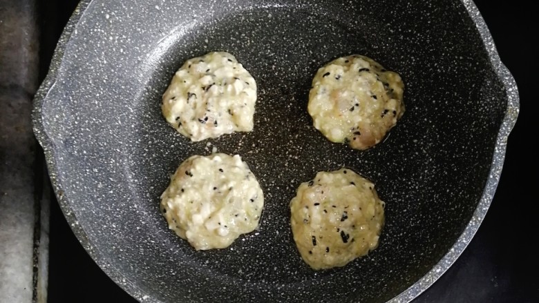 豆腐黄瓜虾仁蛋饼,不粘锅刷一层油,一勺勺舀入饼糊,小火慢煎