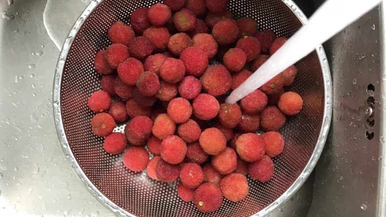 杨梅果酱,食材处理:
新鲜的杨梅用清水冲洗干净 挑掉坏果并将果蒂去掉