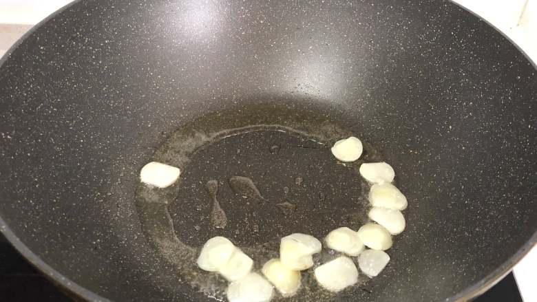 虾米冬瓜 ,锅里倒油,倒入切好的大蒜片,炒香,翻炒一下,注意火不要太大,怕一下子炒糊了。