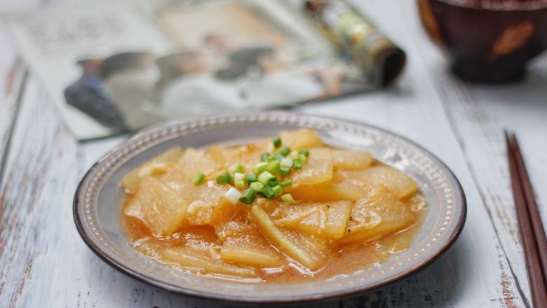 虾米冬瓜 ,这道菜不仅美味营养价值也很丰富。冬瓜富含丰富的维生素C,钠盐的含量也比较低,所以夏季吃冬瓜可以利尿消肿。经常食用冬瓜也可以保持皮肤白皙,光滑润泽,它有抗衰老的作用。冬瓜有着充足的水分,食用起来能起到清热毒、祛湿、解暑。夏季咱们去菜场买菜的时候可以多多选择冬瓜哦!常吃对人体健康是十分有益的。另外搭配虾皮就可以让整到菜能加的鲜美了,虾皮中含有丰富蛋白质和矿物质哦!