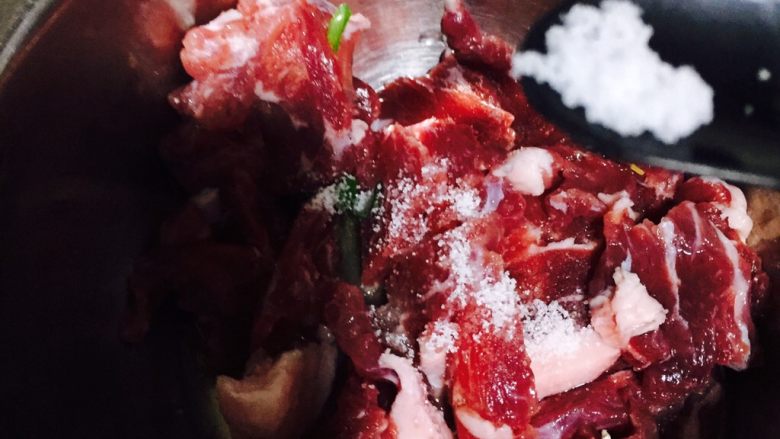 牛肉炒芥蓝,再加一小勺盐,腌制10分钟