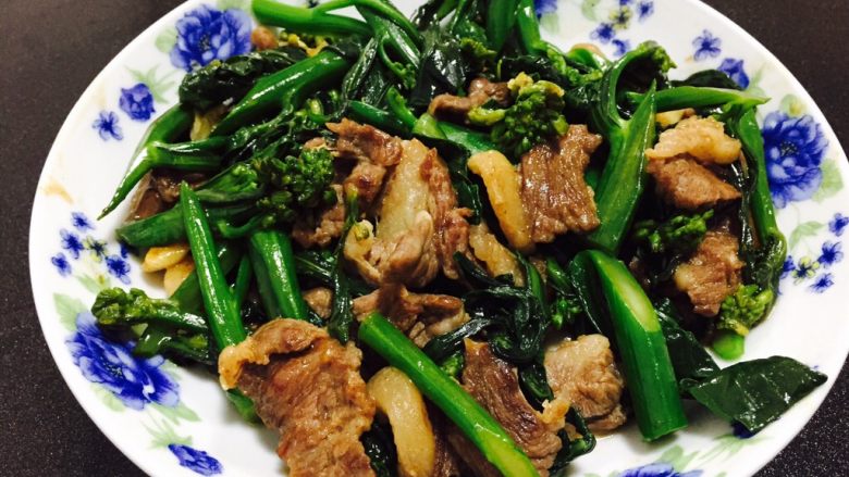 牛肉炒芥蓝,牛肉炒芥蓝出锅啦~