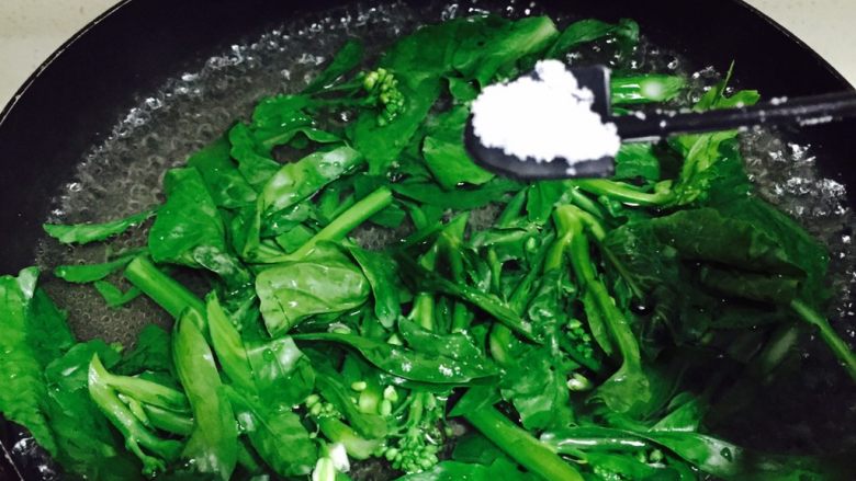 牛肉炒芥蓝,锅内烧水,把芥蓝先焯水,放一勺盐保色