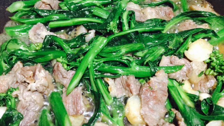 牛肉炒芥蓝,开大火加入锅中