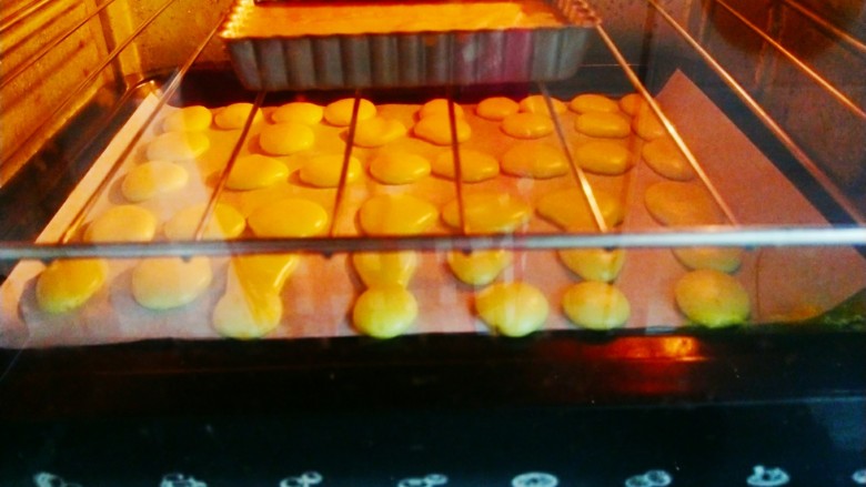 蛋黄饼干,放入烤箱,上下层190度,烤15分钟