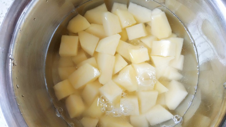 鱼香二丁,用清水洗去淀粉,控水待用