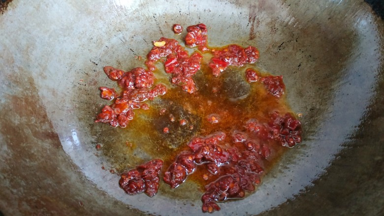 鱼香二丁,锅中油全部倒出,加入一勺<a style='color:red;display:inline-block;' href='/shicai/ 46964'>郫县豆瓣酱</a>,用锅底的残油小火炒出红油