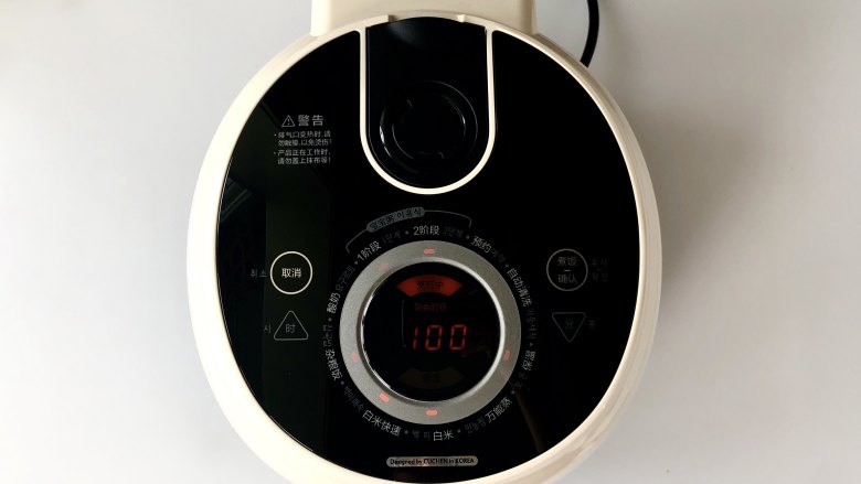 红薯山药杂粮粥,盖上盖子,插好电源,选择“宝宝粥 2阶段”,因为我家的两个孩子已经比较大了,故选择2阶段,随着孩子长大,咀嚼能力需要锻炼。
