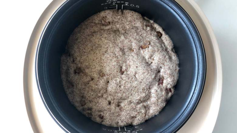 红枣黑麦牛奶发糕,发酵至2倍大即可;