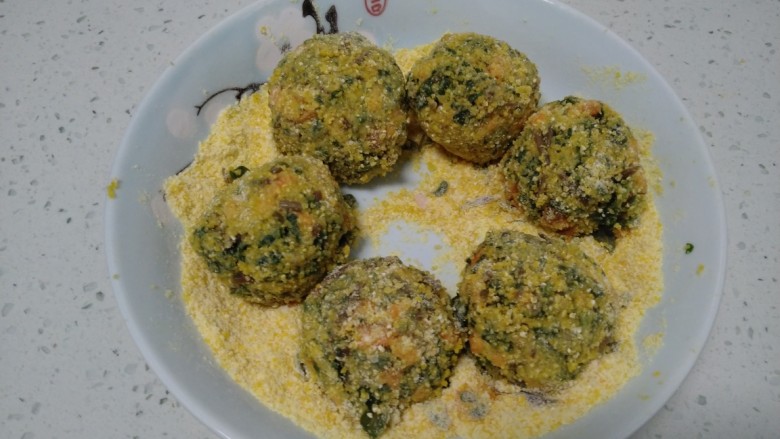 蚂蚁菜玉米面菜团,团成大约50克的菜团,再均匀裹上玉米面。