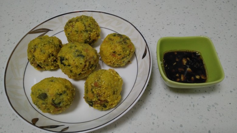 蚂蚁菜玉米面菜团,根据个人口味调料汁,铛铛挡~开吃了。
