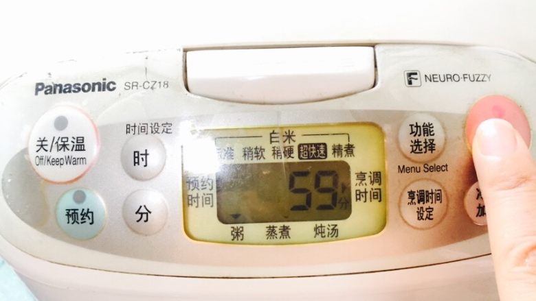 红枣花生黑小米粥,盖上电饭煲盖子摁煮粥功能键,约60分钟