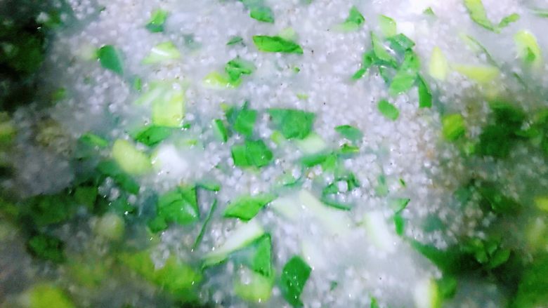 黑小米青菜粥,20分钟之后粥已经熟了,倒入切好的青菜叶,锅再次煮开之后关火。我这个粥中所加入的青菜叶一点都不少,吃起来非常满足,天然食物的味道,加入一点点食盐来调味即可。