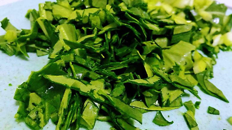 黑小米青菜粥,利用这个时间段,<a style='color:red;display:inline-block;' href='/shicai/ 3517'>青菜</a>清洗干净切碎,我用的是油白菜,青叶子菜可以按照自己家里有的或者喜欢吃的来选择,灵活运用,没必要一定非要用油白菜,比如说油麦菜、凤尾、芹菜、香菜等都可以来替代,或者喜欢吃什么放什么菜也可以,哪怕再好的食物再营养,不喜欢吃也是白搭。