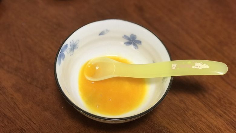 宝宝辅食之奶香蛋黄羹,加入两滴亚麻籽油或核桃油搅拌均匀。