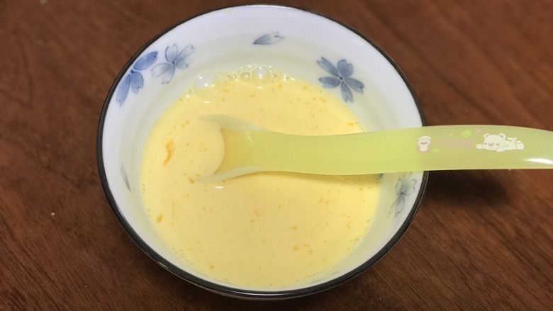 宝宝辅食之奶香蛋黄羹,然后加入冲好的奶再次搅拌。