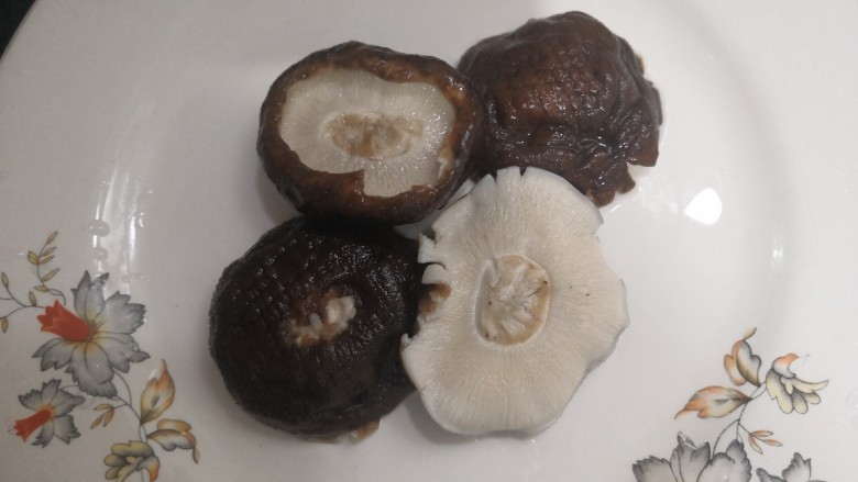 凉拌青菜香菇,香菇过凉后,挤干水份,备用