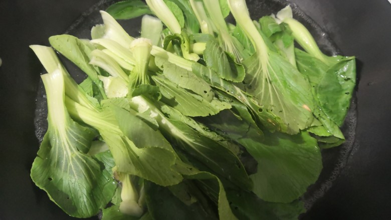 凉拌青菜香菇,放入<a style='color:red;display:inline-block;' href='/shicai/ 7607'>小青菜</a>,焯水