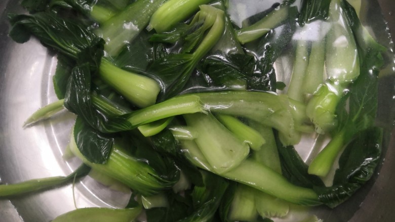 凉拌青菜香菇,捞出的小青菜,放入凉白开,过凉