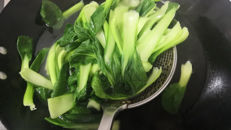 凉拌青菜香菇,小青菜,变色断生,捞出