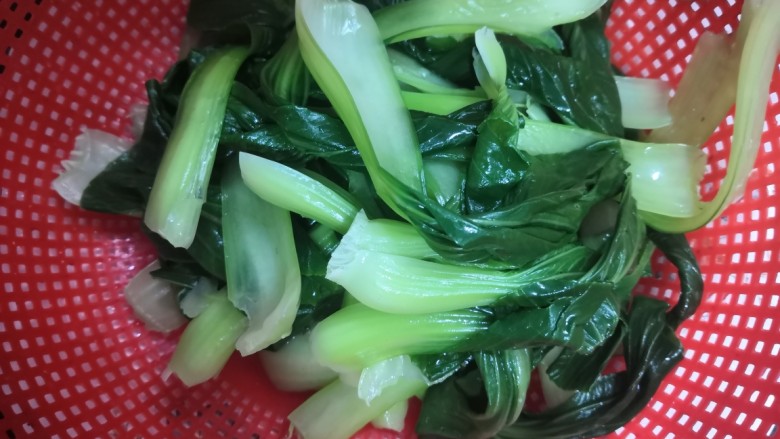 凉拌青菜香菇,过凉后,捞出,沥干水份,备用