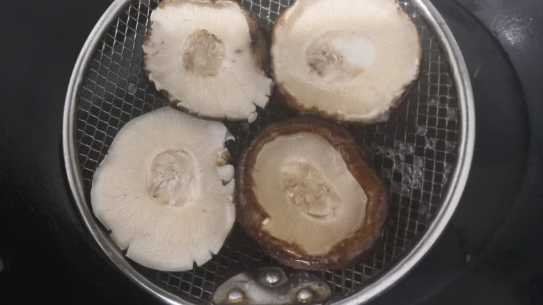 凉拌青菜香菇,香菇断生后,捞出