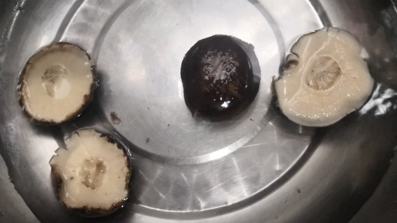 凉拌青菜香菇,把香菇,放凉白开中,过凉