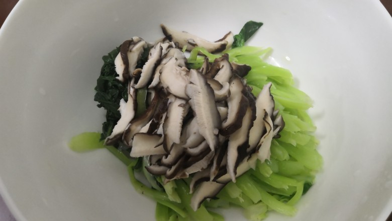 凉拌青菜香菇,把香菇,青菜,放入碗中