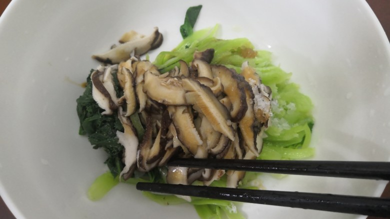 凉拌青菜香菇,放入2g盐，<a style='color:red;display:inline-block;' href='/shicai/ 10588'>糖</a>，<a style='color:red;display:inline-block;' href='/shicai/ 788'>生抽</a>，<a style='color:red;display:inline-block;' href='/shicai/ 5506'>麻油</a>，搅拌均匀