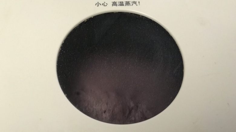 黑醋栗酸奶吐司(面包机版),发好后选择烘烤键,50分钟即可。