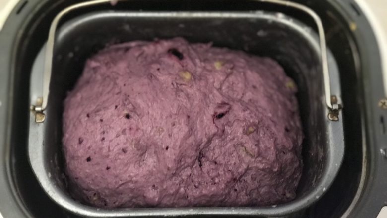 黑醋栗酸奶吐司(面包机版),发酵到接近满模的状态。