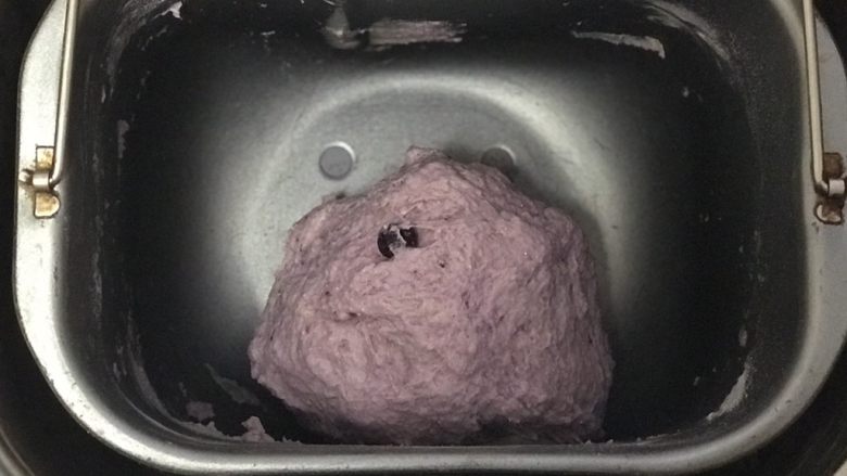 黑醋栗酸奶吐司(面包机版),揉合成软硬适中的面团,大约5分钟。