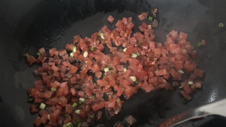 恶魔香肠炒饭,炒饭讲究三把葱,锅入薄油下第一把葱花与香肠翻炒出油(喜欢吃辣可加入剁椒)