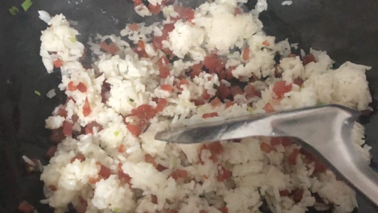 恶魔香肠炒饭,盖入米饭 充分吸收 腊肠与葱花的香气