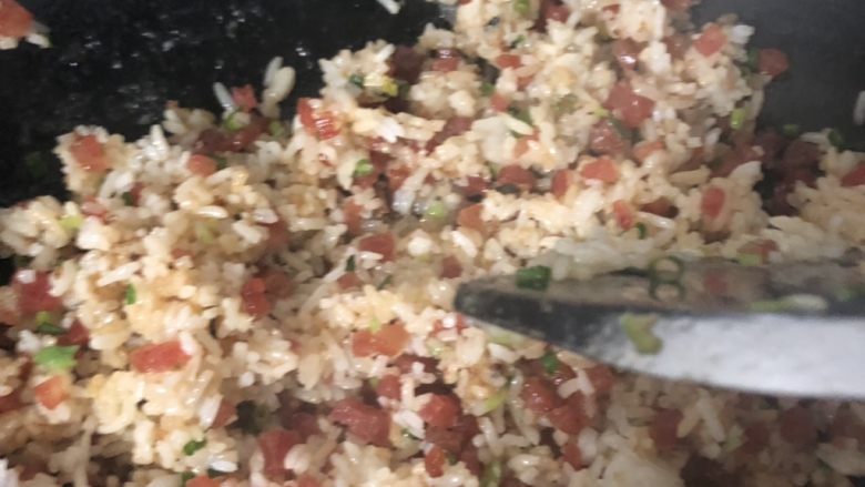恶魔香肠炒饭,翻炒1-2分钟后关火下入最后一把葱花即可
末葱落下味交融,颗颗饱满香味浓。