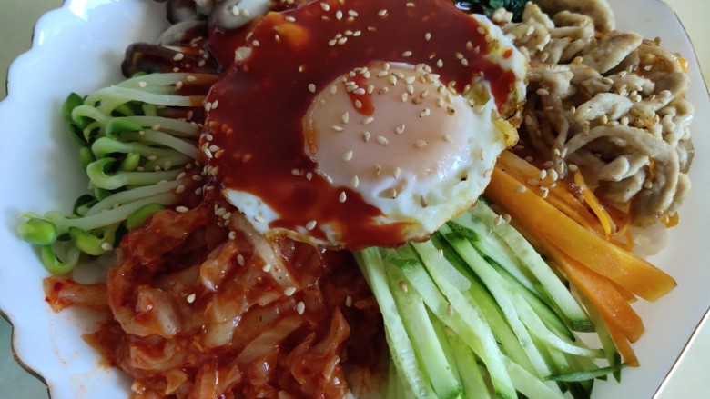 专治没食欲的韩式拌饭,放上酱汁,撒上<a style='color:red;display:inline-block;' href='/shicai/ 666'>芝麻</a>