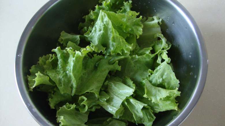 鲜虾蔬菜沙拉,生菜洗净用手撕成小块