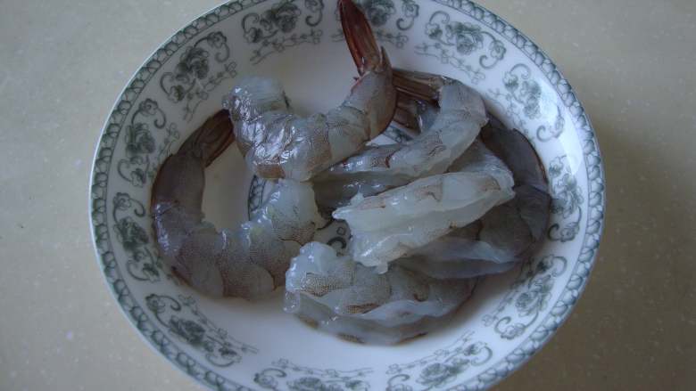鲜虾蔬菜沙拉,<a style='color:red;display:inline-block;' href='/shicai/ 294'>海虾</a>留尾壳，开背去虾线