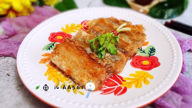 煎带鱼,装盘食用