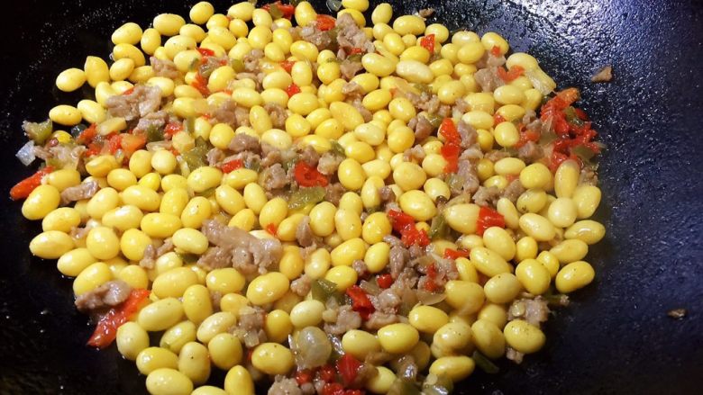 肉末炒黄豆,大约15分钟后,汤汁浓稠即可