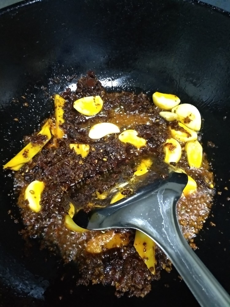 麻辣香锅,小火炒制底料出油,加葱姜蒜爆锅